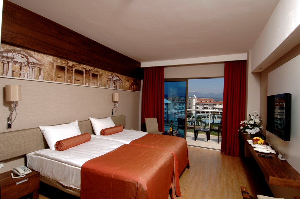 Commodore Elite Suites & Spa 5*